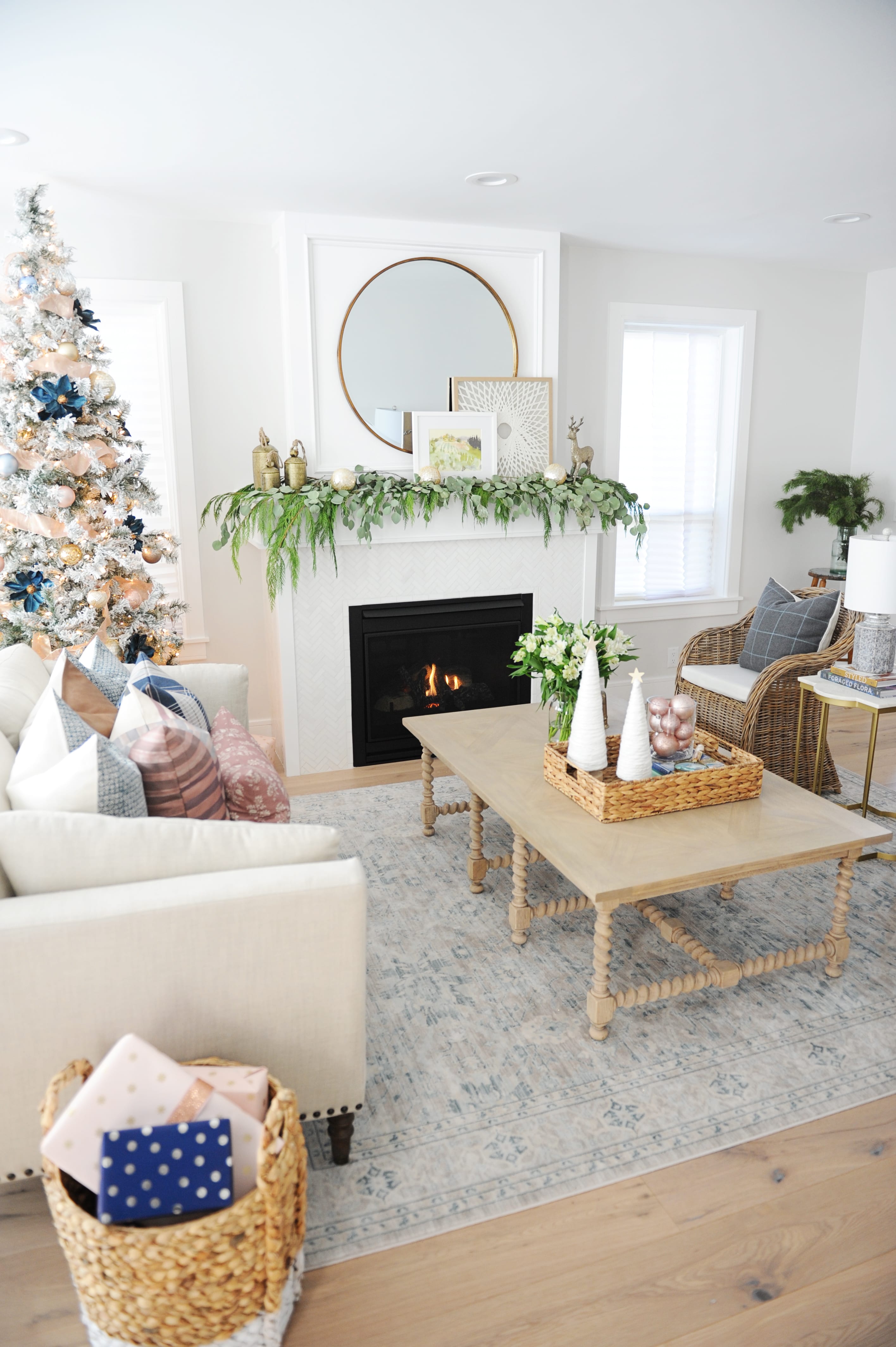 31 Dazzling Christmas Living Room Decor Ideas - Pink Peppermint Design