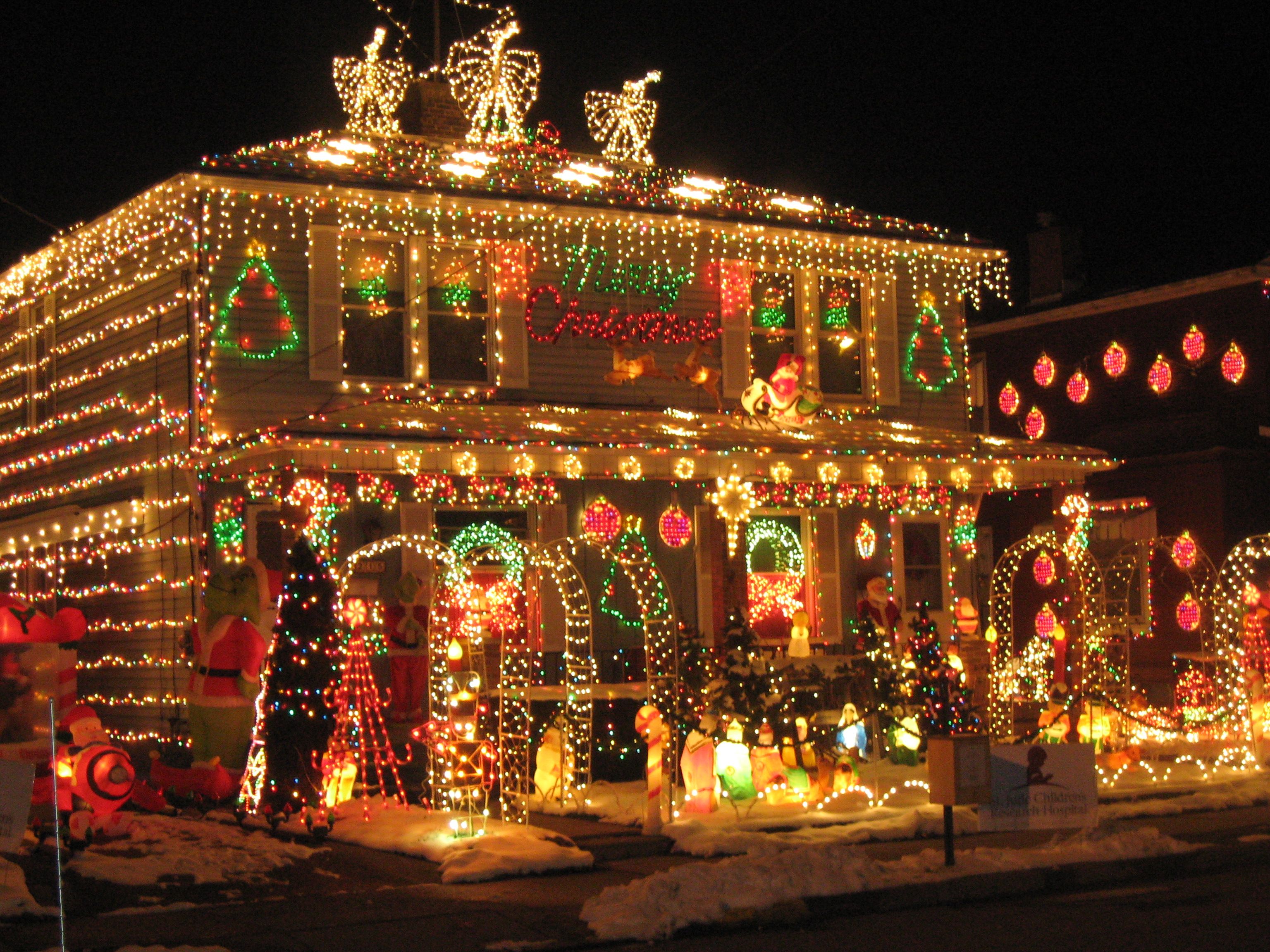 Reminds me of the Griswalds Christmas movie | Christmas house lights